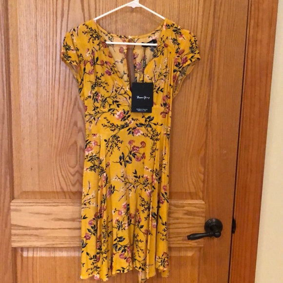 Cute floral dress with peephole back - Picture 1 of 3